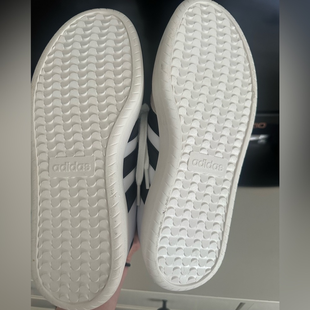 Beautiful, brand new, rare Adidas Barreda Women’s White Black Grey Sneakers - Picture 4 of 4